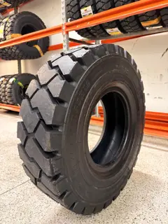 Pneu 7.00x12 pneumático Michelin XZM, vista 3/4