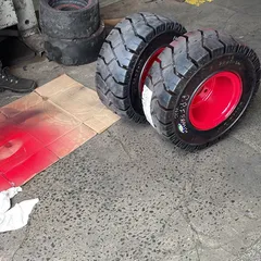 Rodas pintadas e pneus maciços novos montados