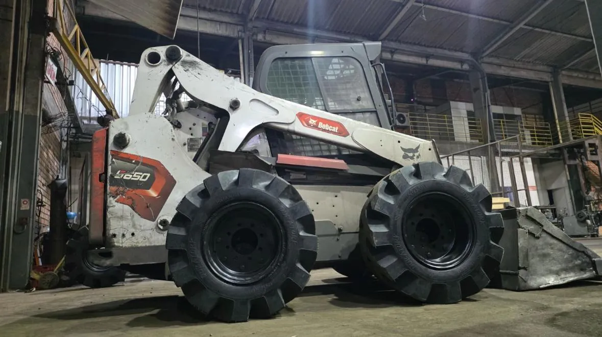 Minicarregadeira Bobcat S650 com pneus Unisol Duratork