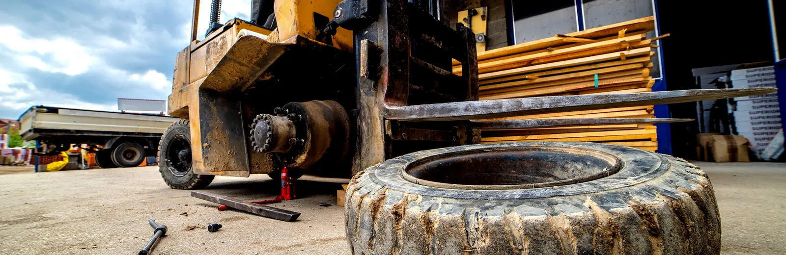 Manutenção de pneus de empilhadeira na Full Tires
