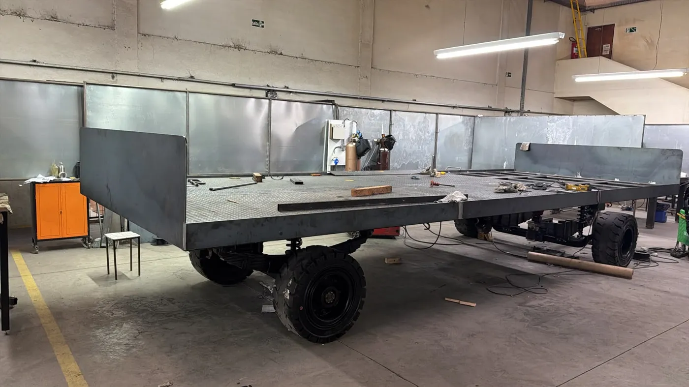 Carro plataforma para transporte de motores com pneus maciços Unisol Uniflex